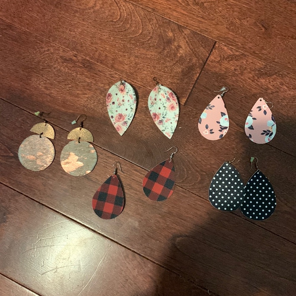 Lot of ear rings.